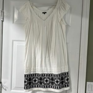 Tocca size 6 white cotton dress w blk embroidery at the bottom
